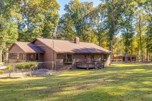 Relaxing Cabin Retreat with Games! Louisbug Hideaway