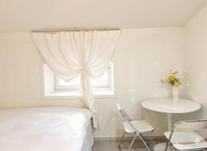 Hongdae 30 seconds to Subway