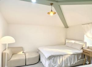 Hongdae 30 seconds to Subway