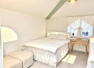 Hongdae 30 seconds to Subway