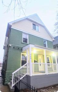 Modern Home 5-minute Walk 2 Falls, Winter Getaway!