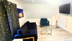 Modern Home 5-minute Walk 2 Falls, Winter Getaway!