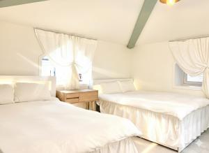 Hongdae 30 seconds to Subway