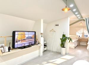 Hongdae 30 seconds to Subway