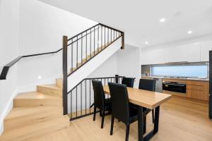 Amazing Modern Townhouse at Heart of Mount Waverley