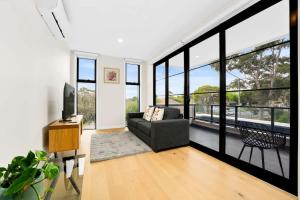 Amazing Modern Townhouse at Heart of Mount Waverley