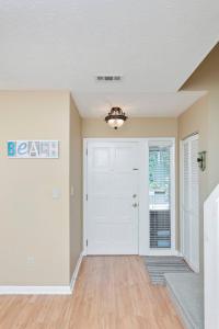 3 min walk to beach. hot tub. 1.1 miles to airport