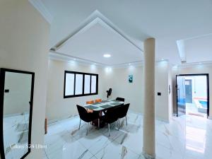 Casa Encantadora com opcao de piscina aquecida, lazer completo e do lado da praia