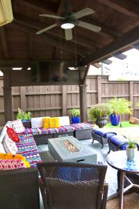 Luxurious 5-Bed home with heated Pool, Jacuzzi, Media Room, Grill and several living spaces!