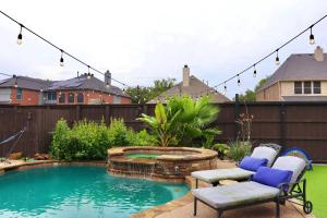 Luxurious 5-Bed home with heated Pool, Jacuzzi, Media Room, Grill and several living spaces!