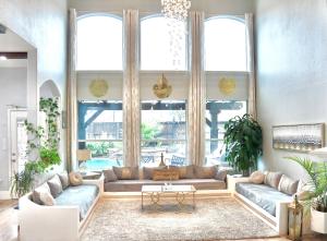 Luxurious 5-Bed home with heated Pool, Jacuzzi, Media Room, Grill and several living spaces!