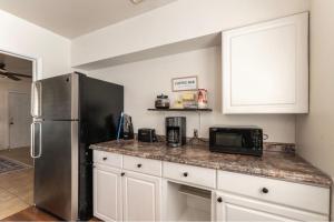*Free Parking near Strip Cozy 2Br home Side: A