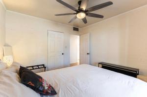 *Free Parking near Strip Cozy 2Br home Side: A