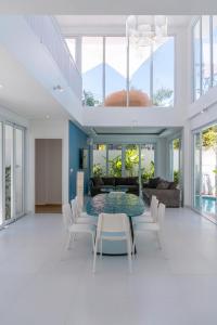 Wave - 6BR Luxe Canggu Villa with Rooftop & Pool