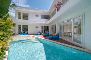 Wave - 6BR Luxe Canggu Villa with Rooftop & Pool