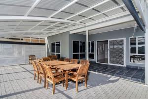 Isla Bonita - Pet Friendly - Not Fully Fenced - No Linen Included