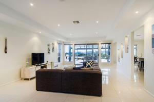 Isla Bonita - Pet Friendly - Not Fully Fenced - No Linen Included