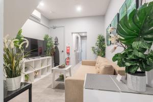 Modern Single Room - AC - 1Min Walk to Central- Close to Darling Harbour Chinatown CBD - Shared Bathroom