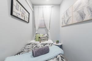 Modern Single Room - AC - 1Min Walk to Central- Close to Darling Harbour Chinatown CBD - Shared Bathroom