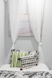 Modern Single Room - AC - 1Min Walk to Central- Close to Darling Harbour Chinatown CBD - Shared Bathroom