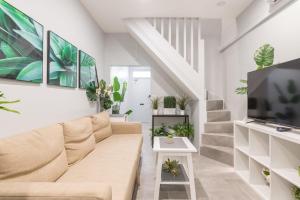 Modern Single Room - AC - 1Min Walk to Central- Close to Darling Harbour Chinatown CBD - Shared Bathroom