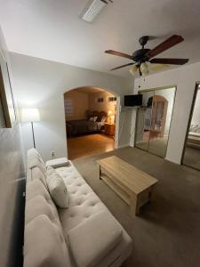 Jacuzzi Pool Home & Casita WiFi AC TVs RV Boat parking