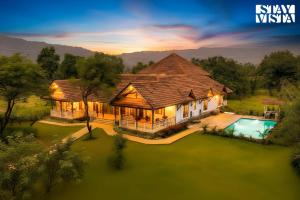 StayVista at Orchard by the River with Bonfire, BBQ