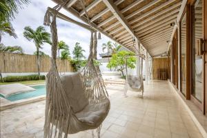 The White Joglo a stylish 3BDR Villa with Pool 2 min from the beach