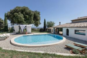 Family Farmhouse With Pool Near Ardèche