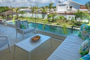 Apartment with large pool near beach