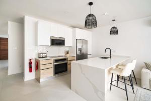 Walk to Beach New Stylish 3BR Pool