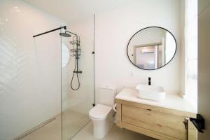 Walk to Beach New Stylish 3BR Pool