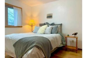 Lovely Condo Across from Downtown w Mountain View