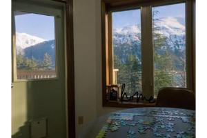 Lovely Condo Across from Downtown w Mountain View
