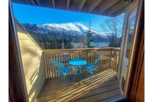Lovely Condo Across from Downtown w Mountain View