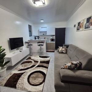 Modern, Spacious And Stylish 1 Bedroom Apartment With Resturant, Wi-Fi, Balcony, City Views & Workspace in Nairobi