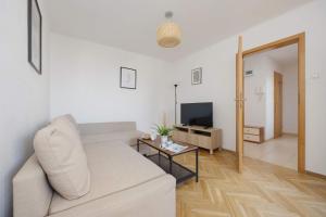 Wola Spacious 3-bedroom Apartment Close to the Metro by Noclegi Renters