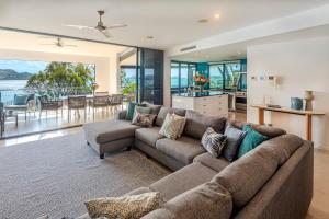 Edge 2 - Oceanfront Luxurious and Spacious 4 Bedroom Split Level Apartment with buggy and valet service