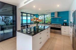 Edge 2 - Oceanfront Luxurious and Spacious 4 Bedroom Split Level Apartment with buggy and valet service