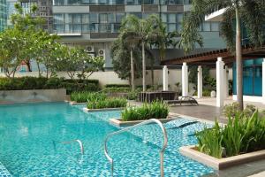 CAvenue Uptown Parksuites BGC