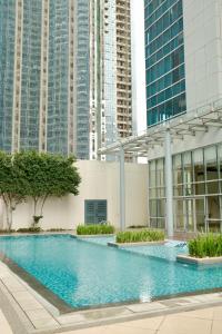 CAvenue Uptown Parksuites BGC