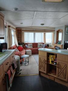 Charming 6 Berth Caravan With Decking By The Beach In Suffolk Ref 40107Nd