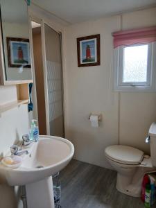 Charming 6 Berth Caravan With Decking By The Beach In Suffolk Ref 40107Nd