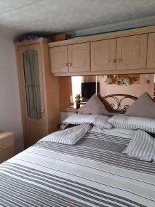 Cosy 6 Berth Caravan At Naze Marine Holiday Park In Essex Ref 17042Sw