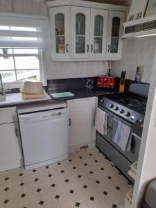 Cosy 6 Berth Caravan At Naze Marine Holiday Park In Essex Ref 17042Sw