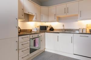 Chic 2-Bed, 2 Bath Apt in City Centre Sleeps 6, Free Secure Parking
