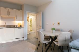 Chic 2-Bed, 2 Bath Apt in City Centre Sleeps 6, Free Secure Parking
