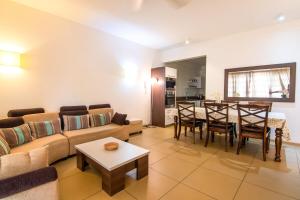 Azuri Ocean & Golf Village - Elegant 3-Bedroom Apartment with Private Garden, Beach & Pool Access in Roches Noires
