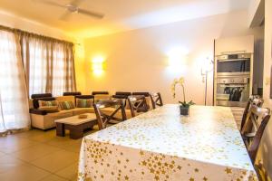 Azuri Ocean & Golf Village - Elegant 3-Bedroom Apartment with Private Garden, Beach & Pool Access in Roches Noires