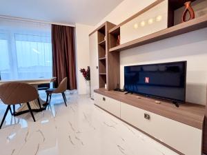 Julia Airport Apartament with Private Parking